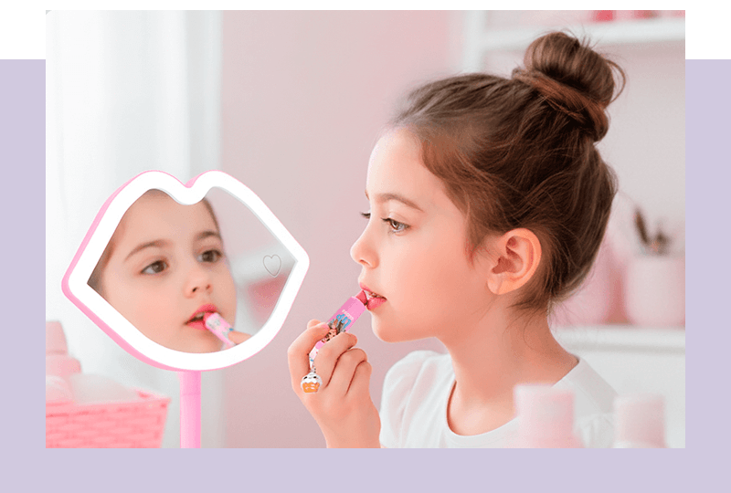 Mädchen trägt vor Herzspiegel TOPModel-Lipgloss auf