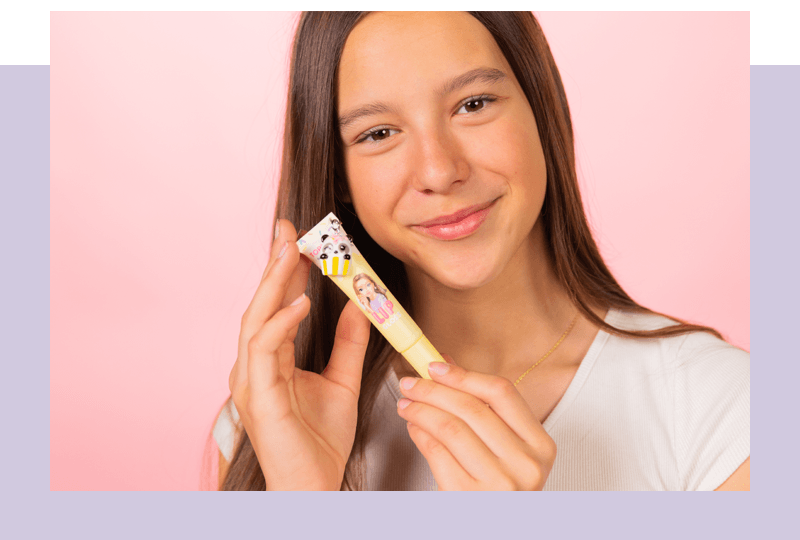 Mädchen trägt vor Herzspiegel TOPModel-Lipgloss auf