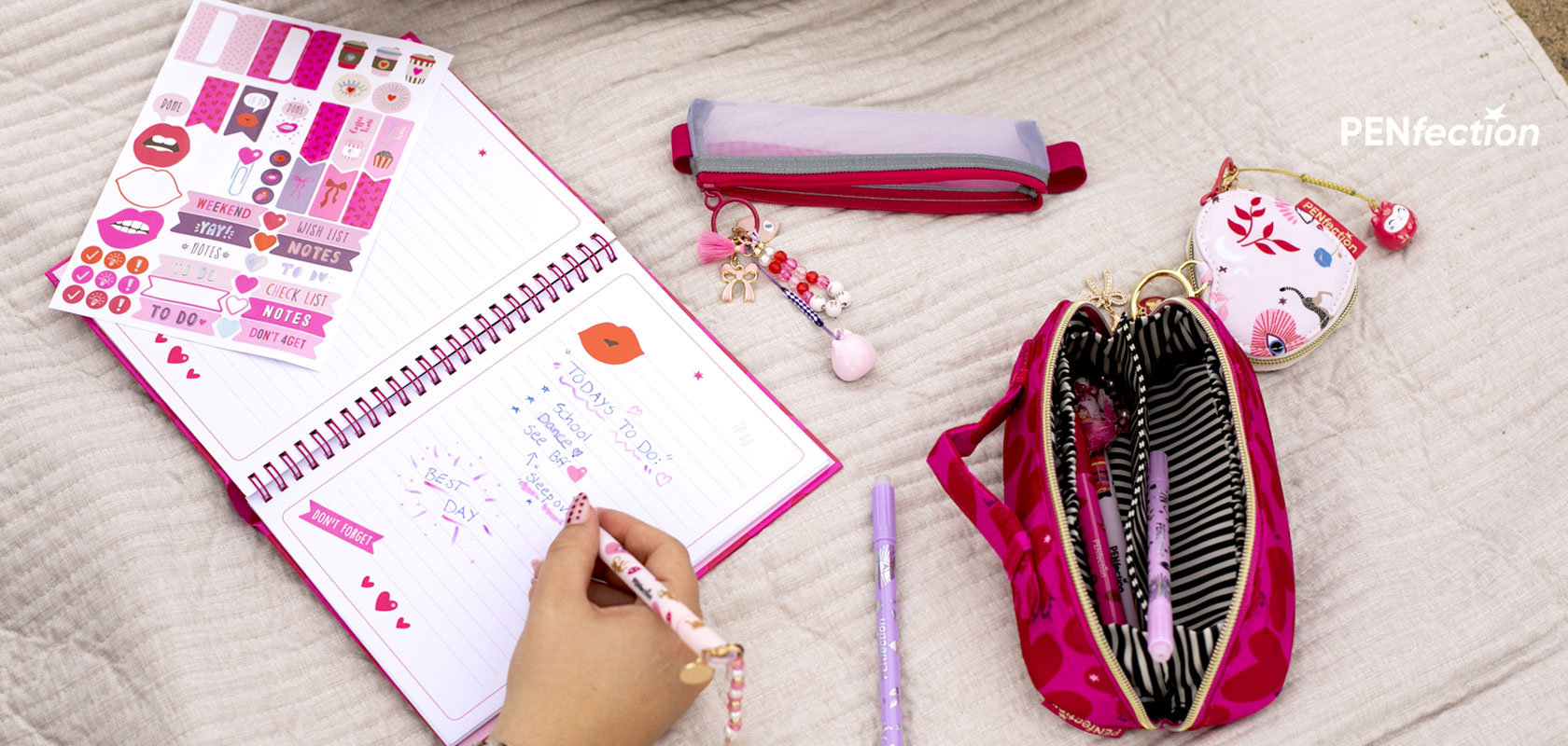 Liebevoll designtes Notizbuch, Gelstite mit Anhänger, Schlampertasche auf einer Decke am Strand mit PENfection by Depesche