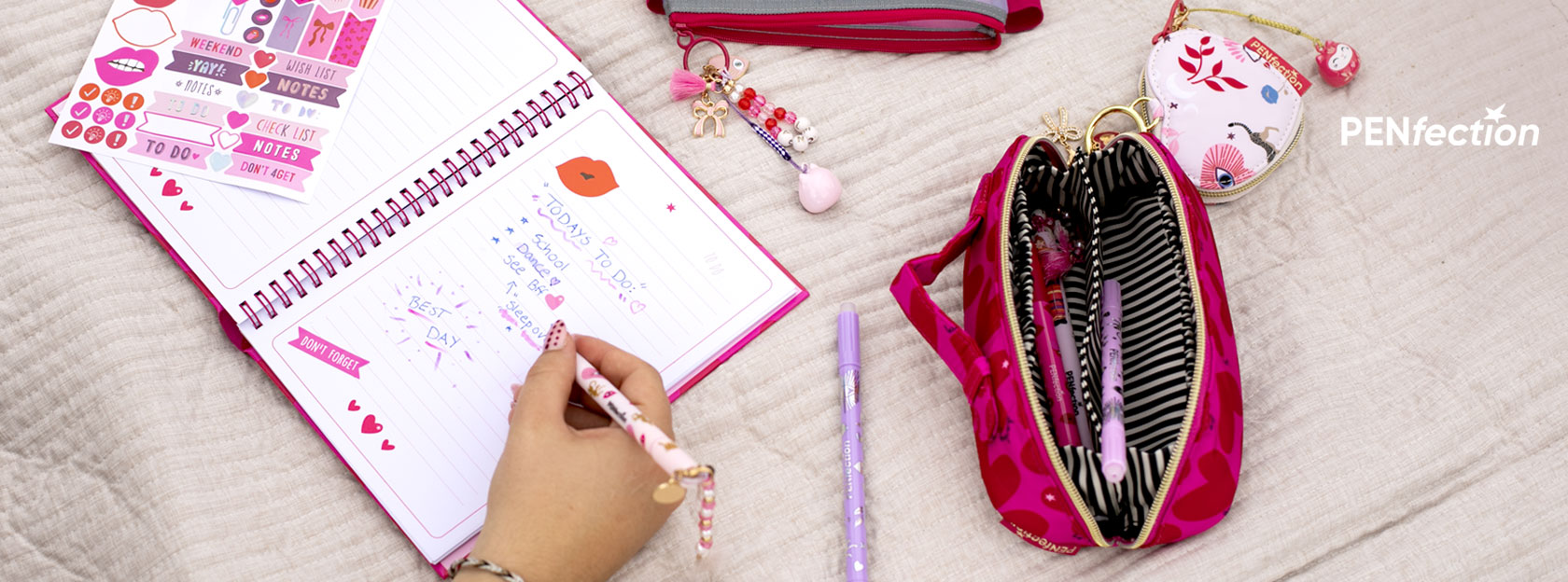 Liebevoll designtes Notizbuch, Gelstite mit Anhänger, Schlampertasche auf einer Decke am Strand mit PENfection by Depesche