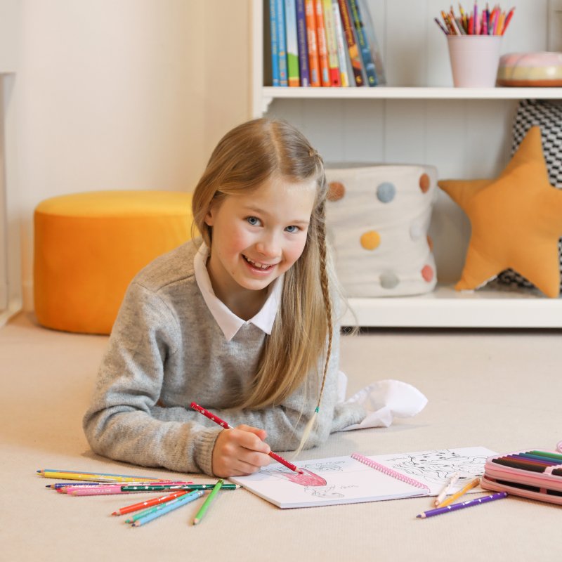 Mädchen malt Colouring Book von TOPModel