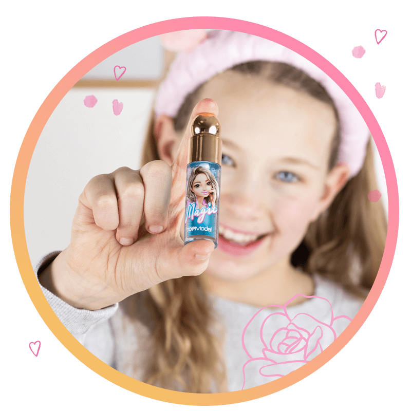 Mädchen hält lächelnd TOPModel Beauty and Me Lipgloss in die Kamera
