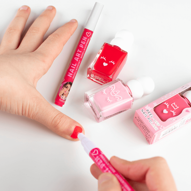 Mädchenhände lackiert mit wasserbasiertem Nagellack und TOPModel Nagelstift