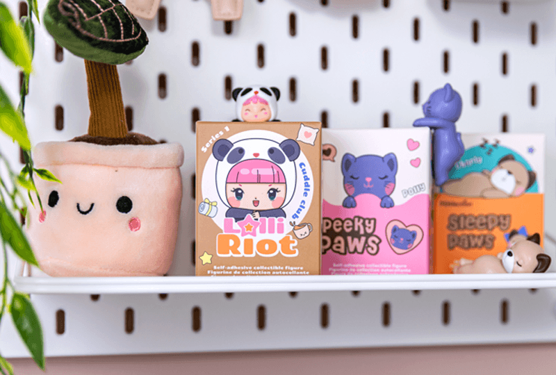 Lolli Riot als Wanddeko mit Blind Box Packaging