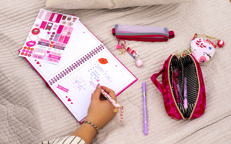 Liebevoll designtes Notizbuch, Gelstite mit Anhänger, Schlampertasche auf einer Decke am Strand mit PENfection by Depesche