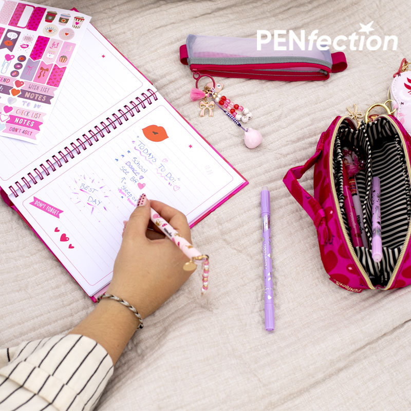 Liebevoll designtes Notizbuch, Gelstite mit Anhänger, Schlampertasche auf einer Decke am Strand mit PENfection by Depesche