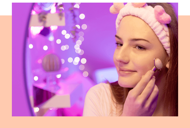 Junges Mädchen mit TOPModel Haarband benutzt Gesichtsroller