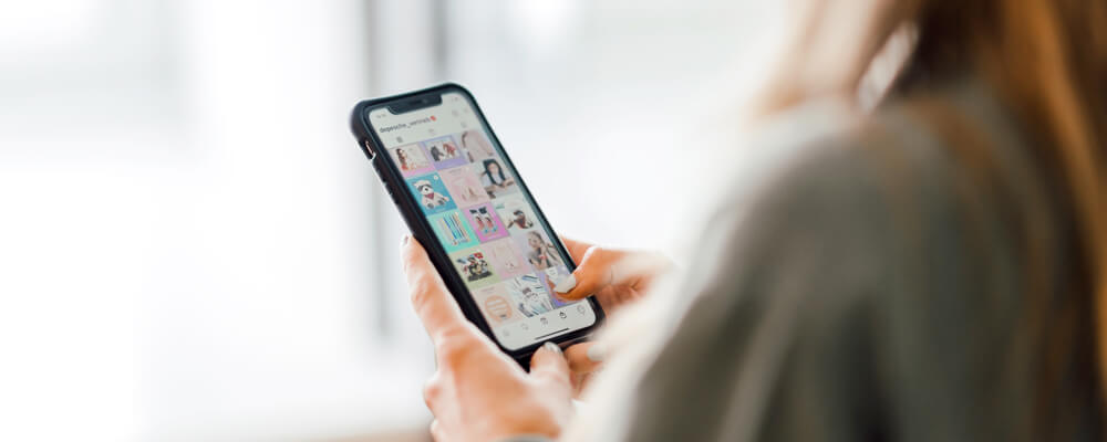 Depesche-Mitarbeiter mit Smartphone und Social Media-Account
