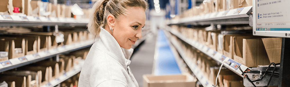 Freundlich lächelnde Depesche-Mitarbeiterin in der Logistik