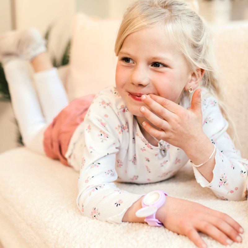 Mädchen pflegt ihre Lippen mit Ylvi Beauty-Uhr