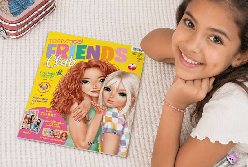 Una niña feliz pinta y hace puzzles en la revista TOPModel