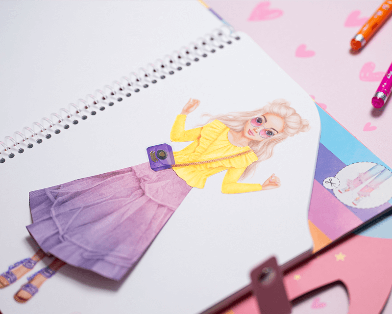 Kinderhände basteln im TOPModel Bastelbuch mit bunten Rücken und anderen Outfits