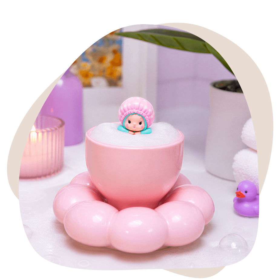 Lolli Riot Bella in einem Badecup mit Badehaube