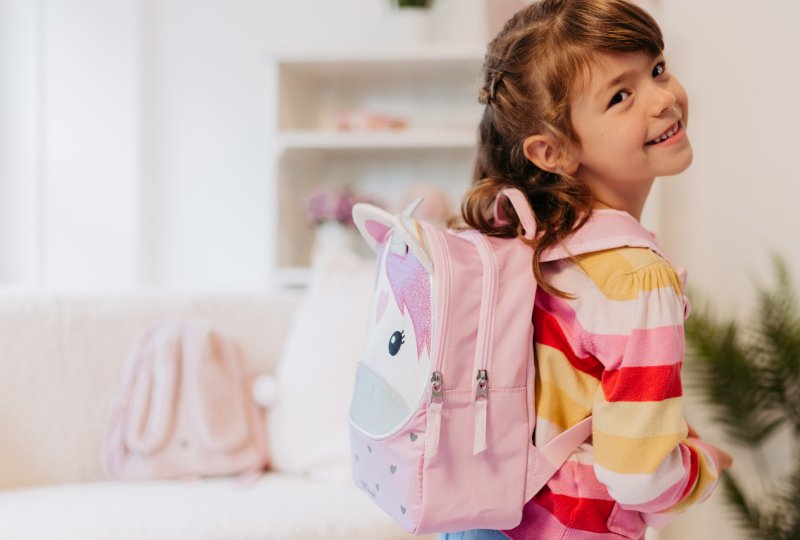 Mädchen mit Kindergarten-Rucksack
