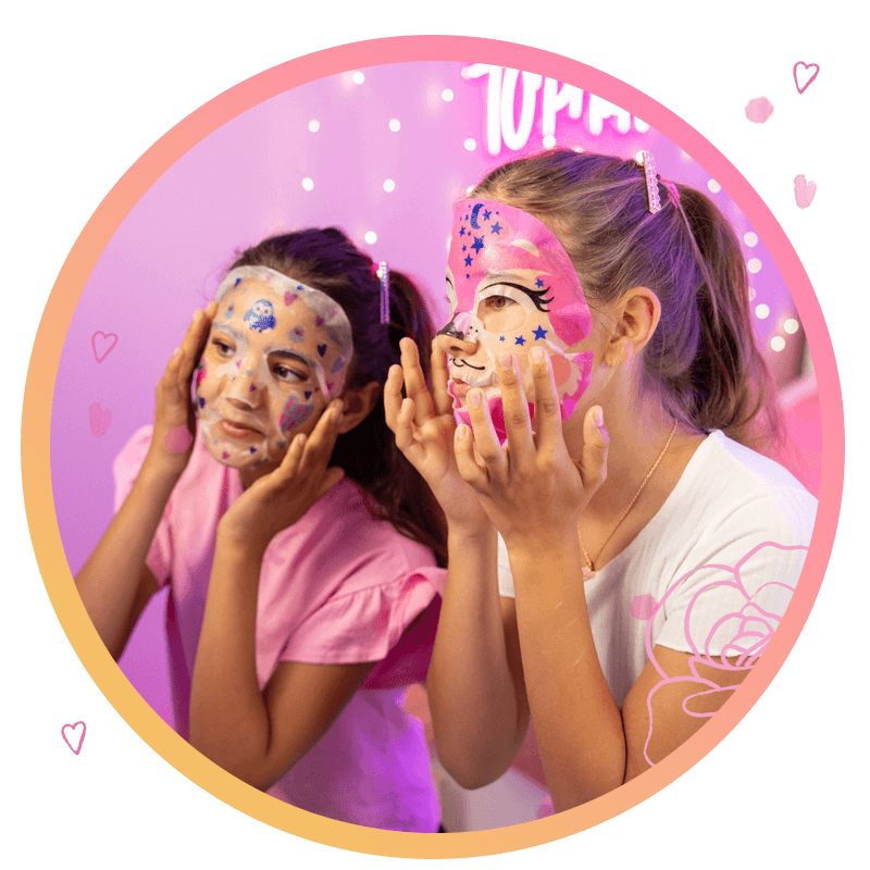 Mädchen mit figürlichen Gesichtsmasken von TOPModel Beauty an Me