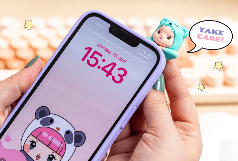 Lolli Riot Bella wird vorsichtig von Hand am Smartphone befestigt