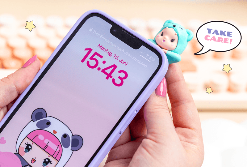 Lolli Riot Bella wird vorsichtig von Hand am Smartphone befestigt