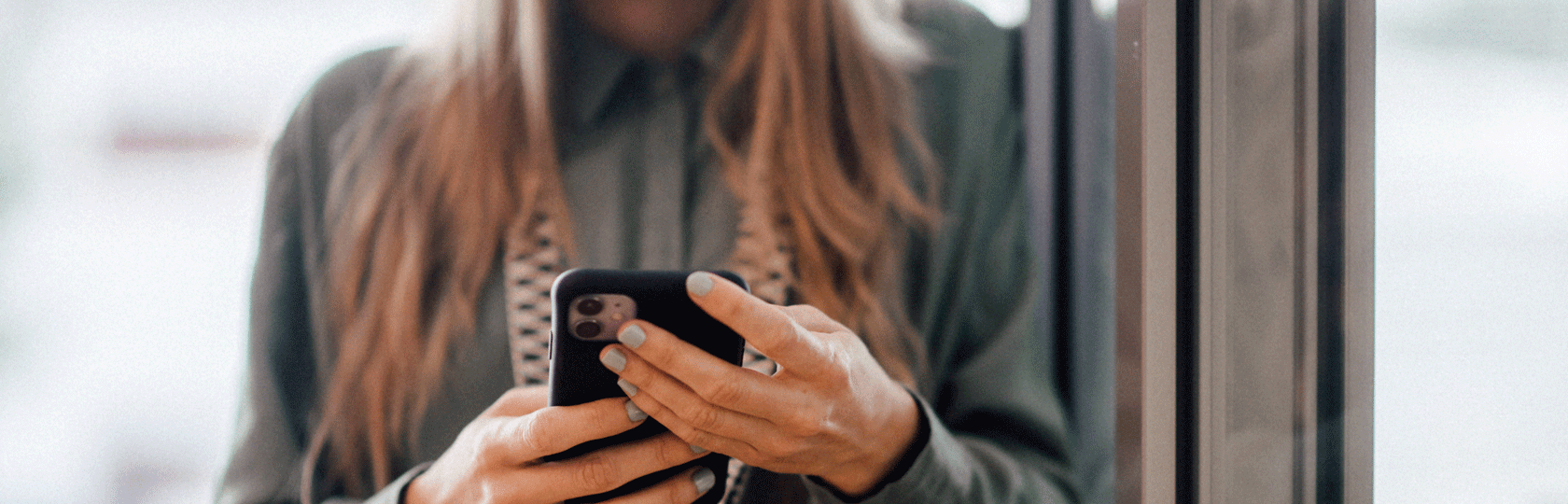 Depesche Mitarbeiterin mit Blick ins Smartphone