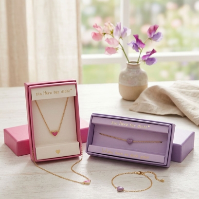 Schmuck mit Herzanhänger als Geschenkartikel von TRENDS by Depesche